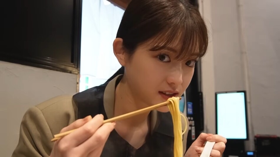 松村沙友理、無言でラーメンを啜る