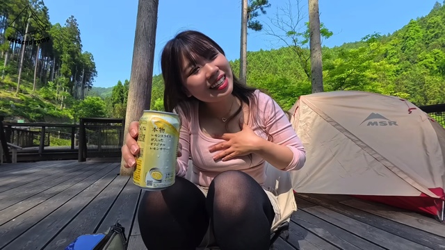 キャンプ女子、レモンサワーを流し込み悶絶の画像