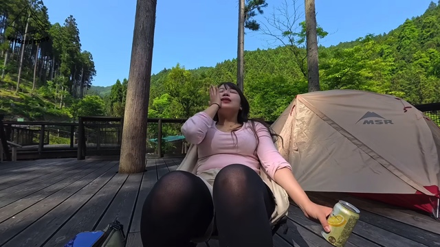 キャンプ女子、レモンサワーを流し込み悶絶の画像