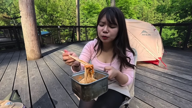 キャンプ女子、レモンサワーを流し込み悶絶の画像