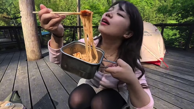 キャンプ女子、レモンサワーを流し込み悶絶の画像