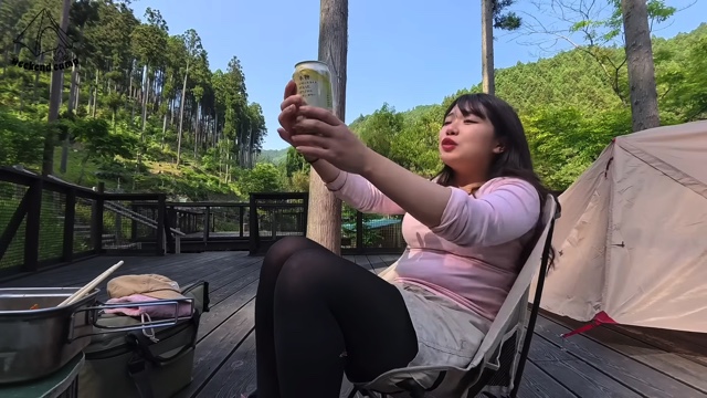 キャンプ女子、レモンサワーを流し込み悶絶