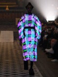 パリコレで話題の“光る衣装”制作秘話の画像