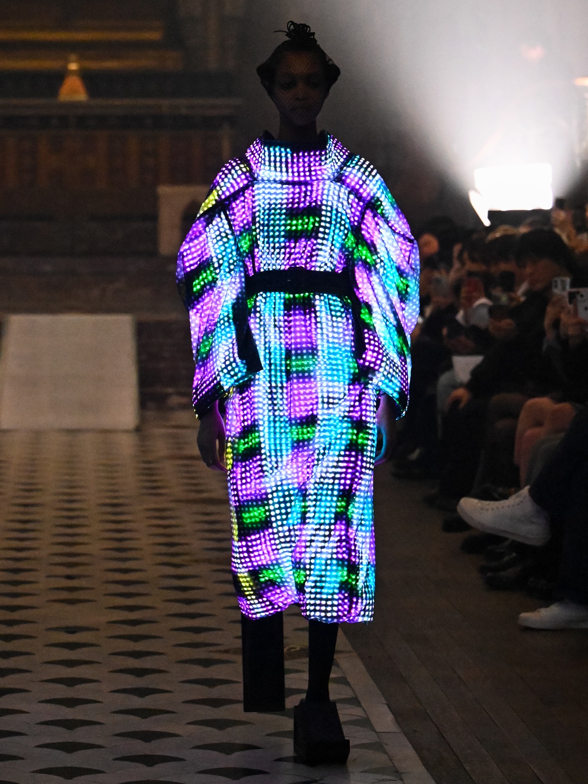 パリコレで話題の“光る衣装”制作秘話の画像