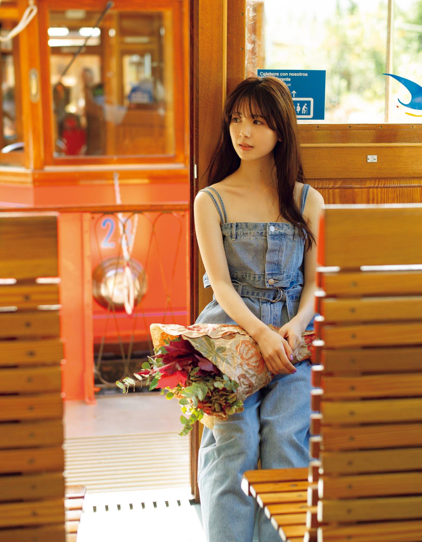 筒井あやめ、サグラダファミリア前で微笑むの画像