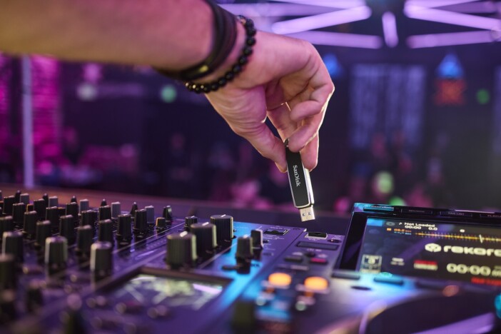DJのための“理想のUSBドライブ”が誕生。AlphaTheta×SanDiskがこだわり抜いた一本に