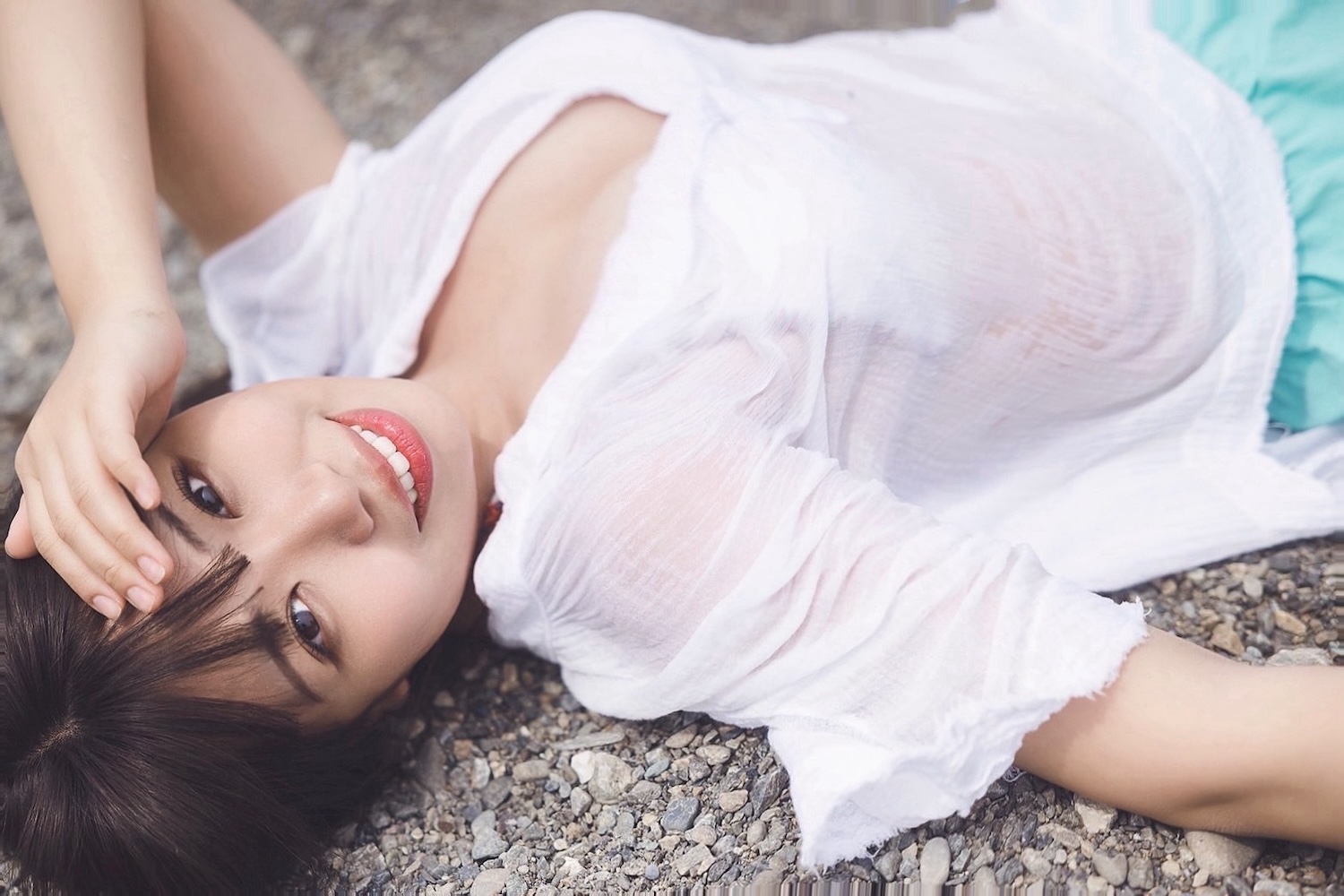 キャンプ女子、初の写真集発売