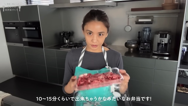 滝沢眞規子、豪華キッチンで愛妻弁当作りの画像