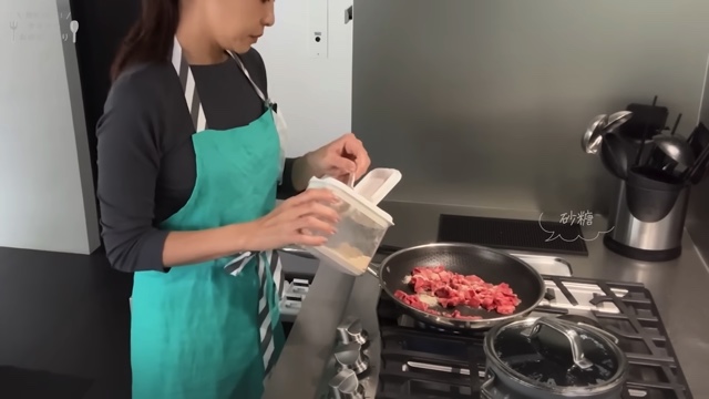 滝沢眞規子、豪華キッチンで愛妻弁当作りの画像