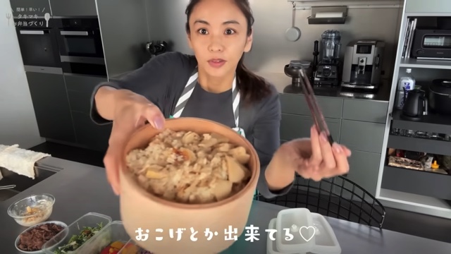 滝沢眞規子、豪華キッチンで愛妻弁当作りの画像