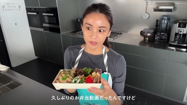 滝沢眞規子、豪華キッチンで愛妻弁当作りの画像