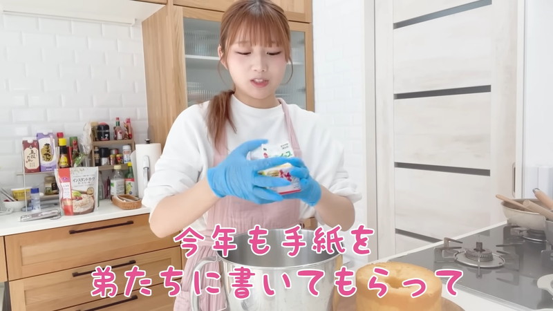 希空、母・辻希美のためにケーキ作りの画像