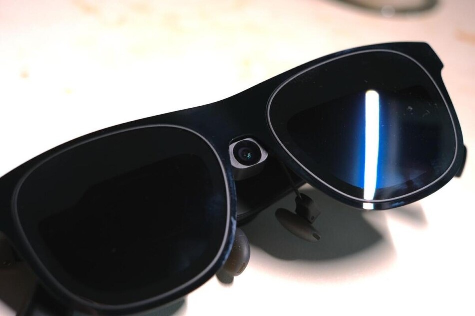 XREAL Eye、未来は感じる小型カメラ