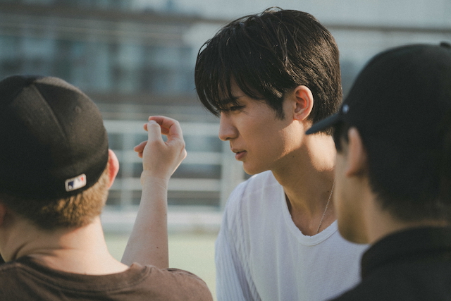 安達祐人「BLUE SPRING」MVオフフォトより