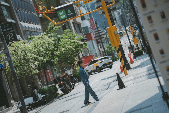 安達祐人「BLUE SPRING」MVオフフォトより