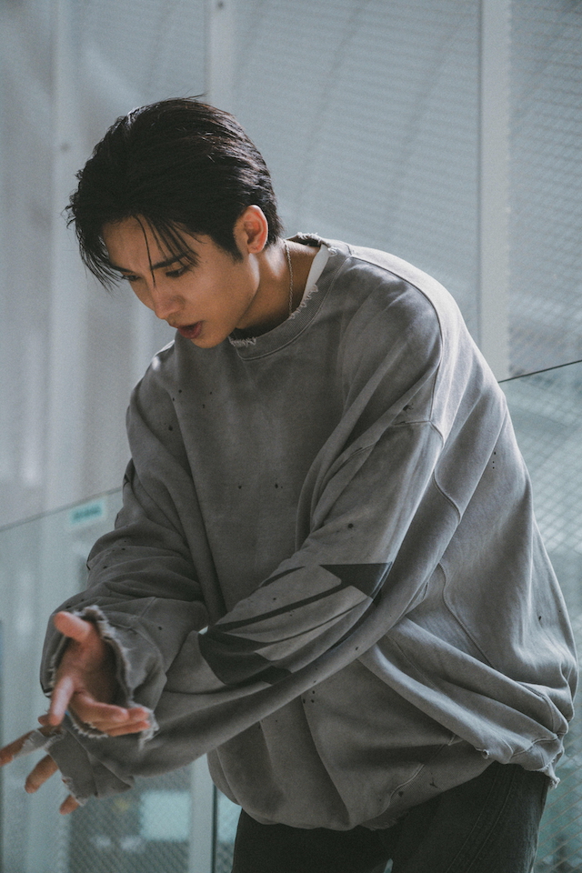 安達祐人「BLUE SPRING」MVオフフォトより