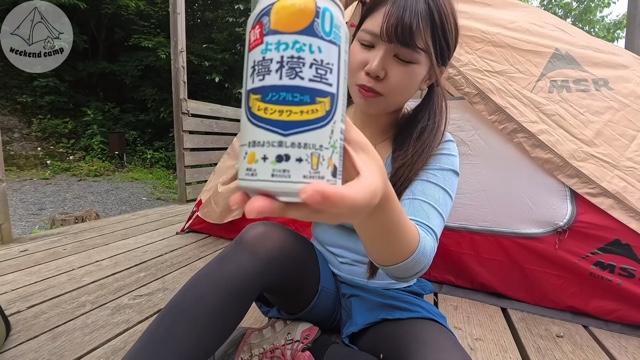 キャンプ女子、学校給食メシ堪能の画像