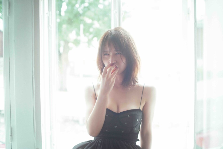 長濱ねる、黒ドレスの先行カットが公開