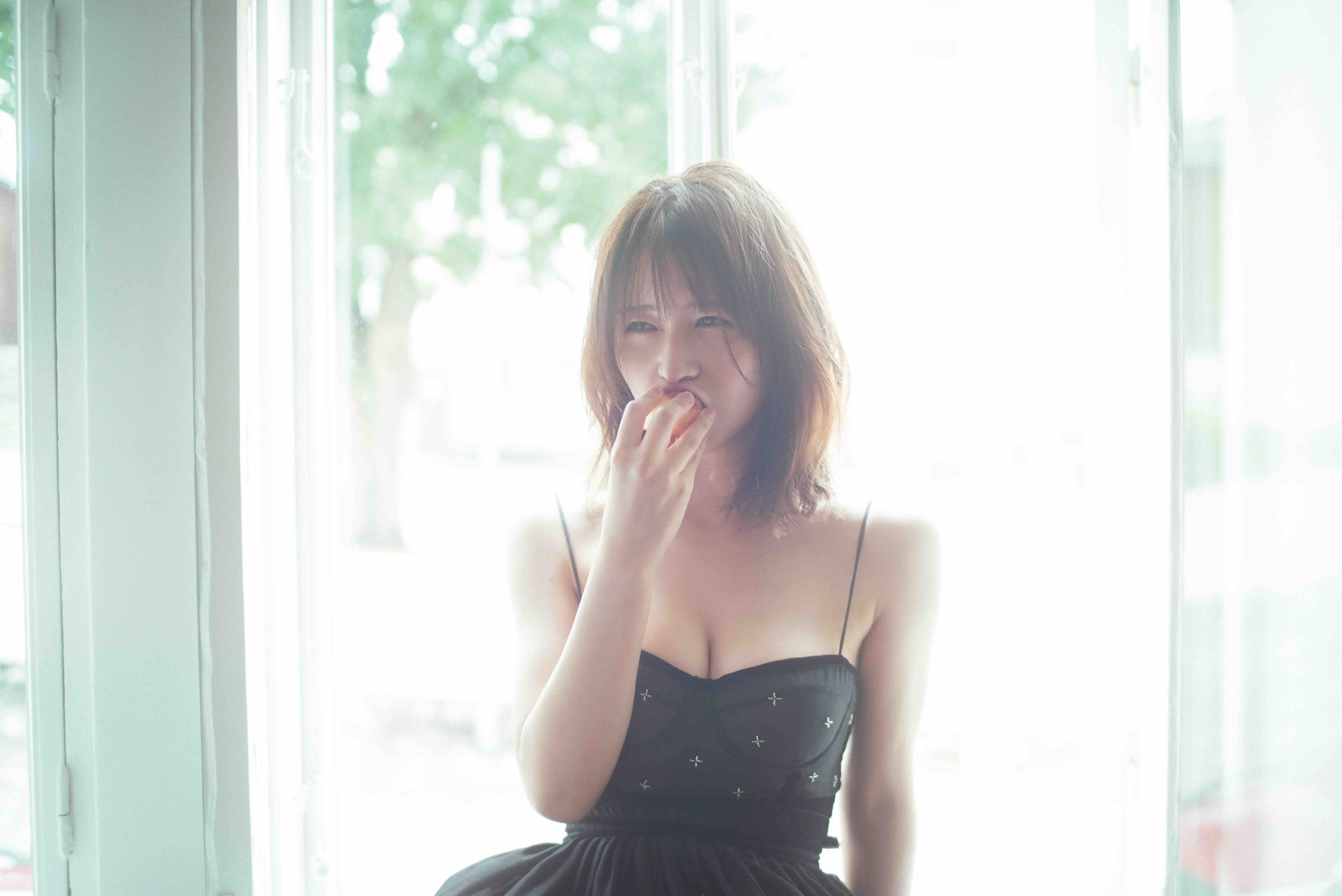 長濱ねる、黒ドレスの先行カットが公開