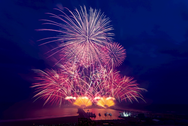 『茅ヶ崎サザン芸術花火2025』公演写真より