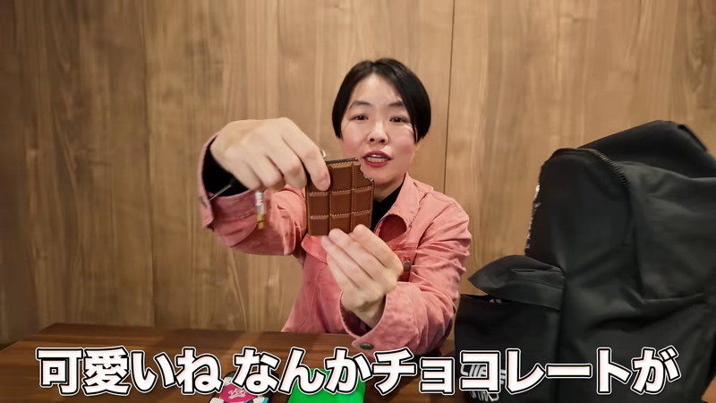 イモトアヤコ、鞄の中身を紹介の画像