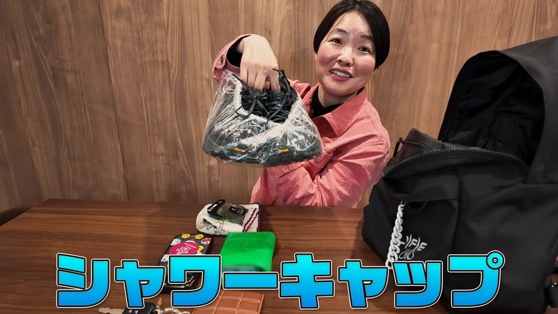 イモトアヤコ、鞄の中身を紹介の画像