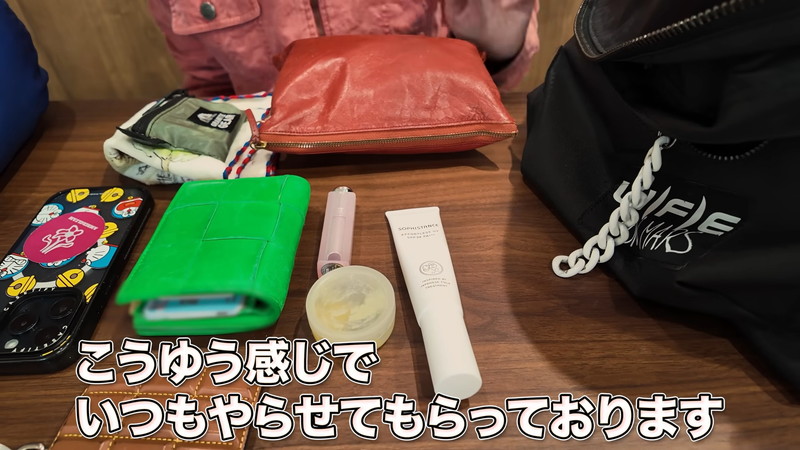 イモトアヤコ、鞄の中身を紹介の画像