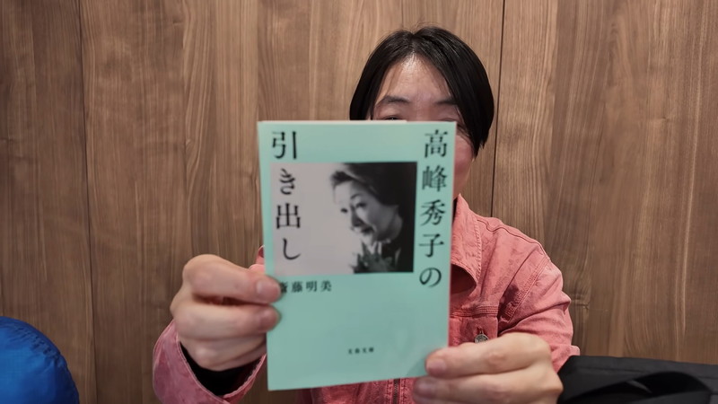 イモトアヤコ、鞄の中身を紹介の画像