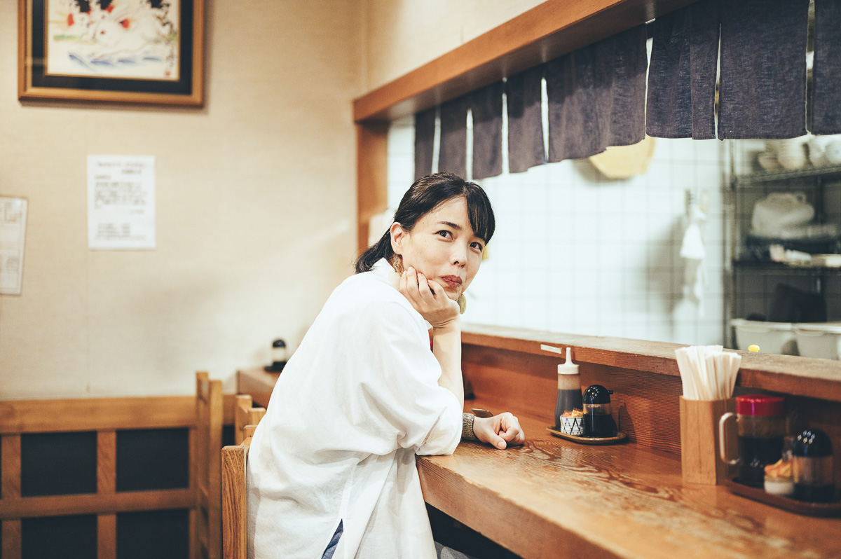 俳優・安藤玉恵、下町のとんかつ屋で過ごした日々ーー破天荒な家族と愉快な地元から受けた影響