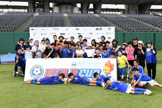 『EXILE CUP 2025』北信越大会での集合写真　EXILE MAKIDAI、橘ケンチ（EXILE／EXILE THE SECOND）、中務裕太（GENERATIONS）、参加者