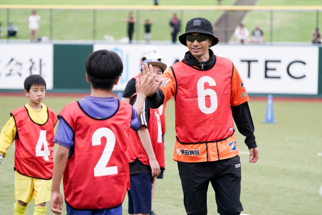 『EXILE CUP 2025』北信越大会で小学生と交流する橘ケンチ（EXILE／EXILE THE SECOND）