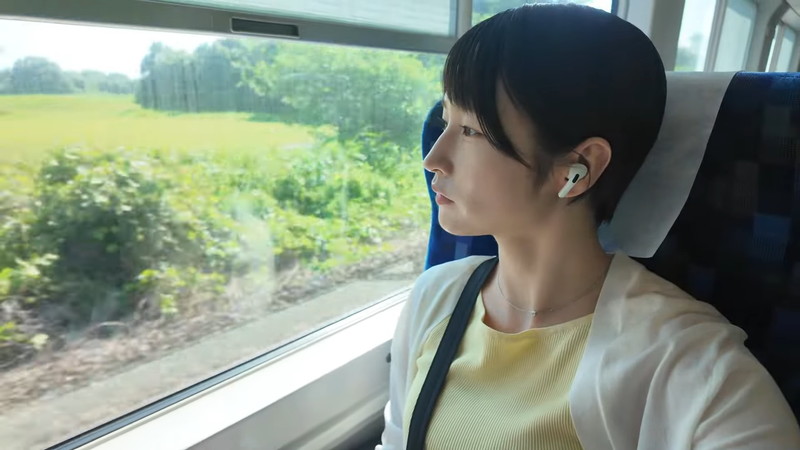 mii、大胆タンクトップ姿で“コンテナ泊”の画像