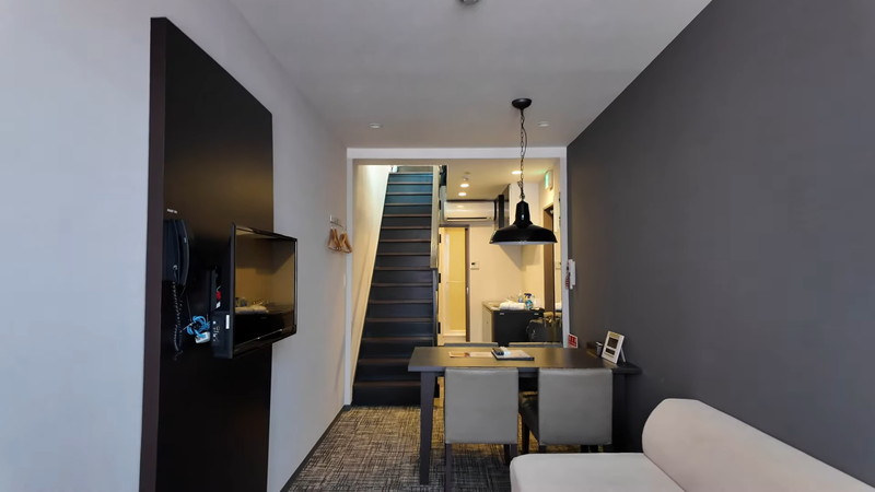 mii、大胆タンクトップ姿で“コンテナ泊”の画像