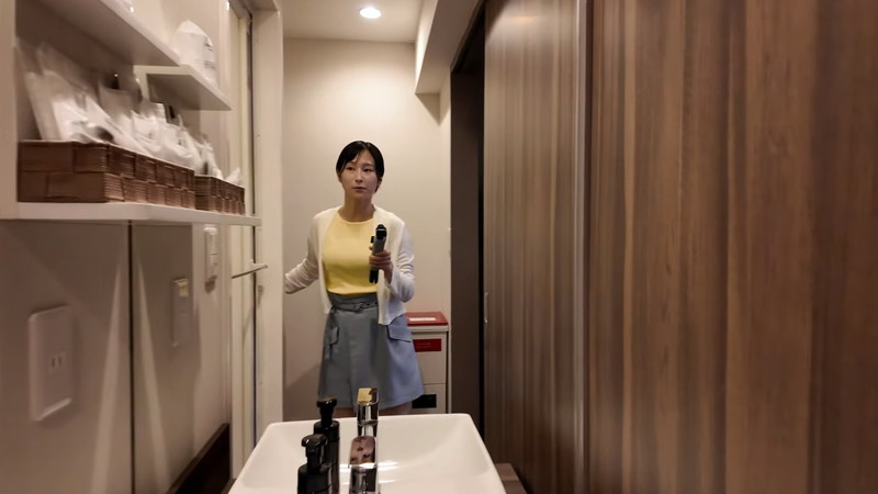 mii、大胆タンクトップ姿で“コンテナ泊”の画像