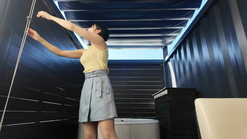 mii、大胆タンクトップ姿で“コンテナ泊”の画像