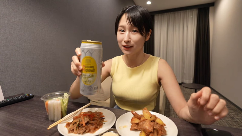 mii、大胆タンクトップ姿で“コンテナ泊”の画像