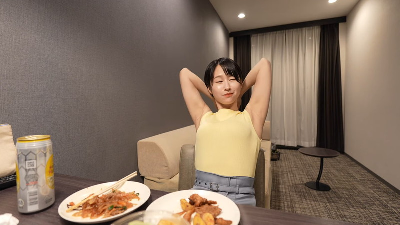 mii、大胆タンクトップ姿で“コンテナ泊”の画像