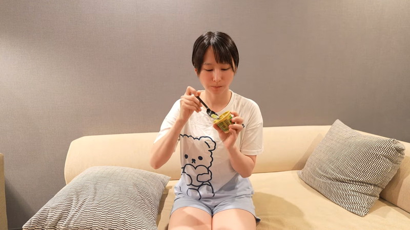 mii、大胆タンクトップ姿で“コンテナ泊”の画像