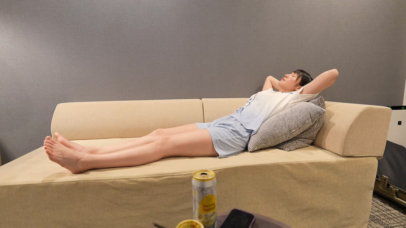 mii、大胆タンクトップ姿で“コンテナ泊”の画像