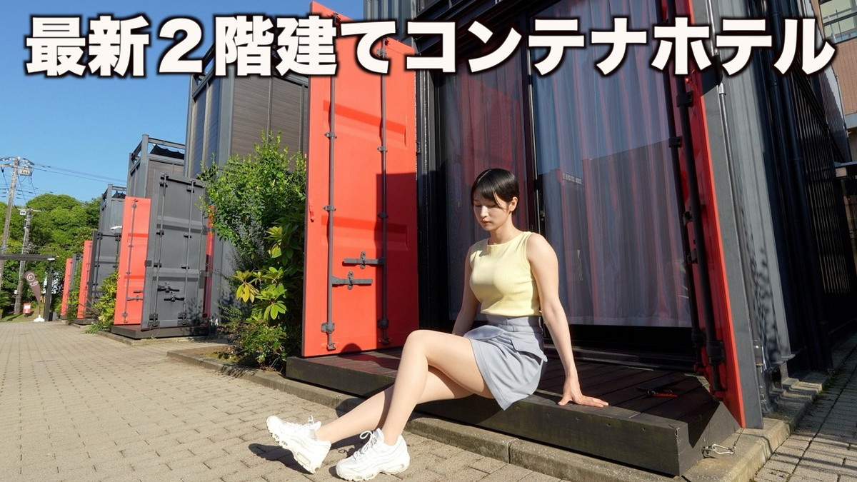 mii、大胆タンクトップ姿で“コンテナ泊”