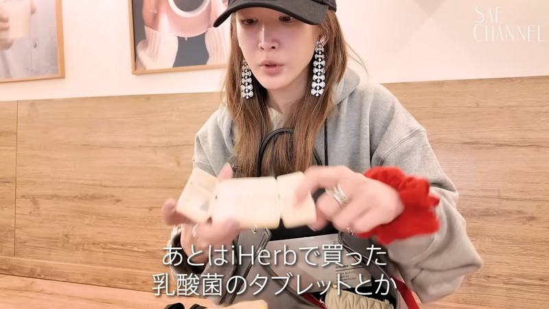 紗栄子、海外持参の“カバンの中身”公開の画像