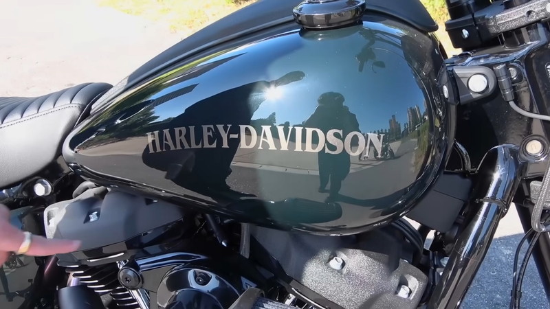 としみつ、愛車ハーレーのカスタム披露の画像