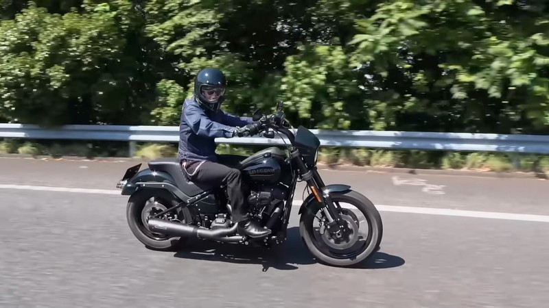 としみつ、愛車ハーレーのカスタム披露の画像