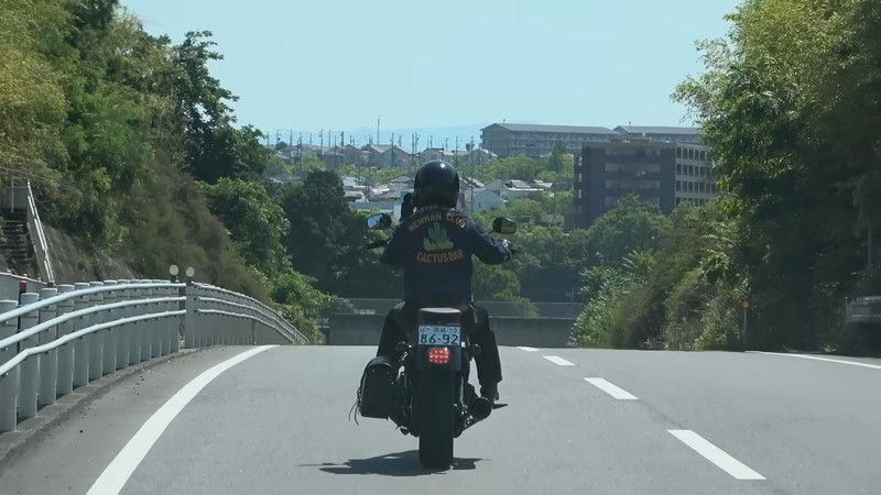 としみつ、愛車ハーレーのカスタム披露の画像