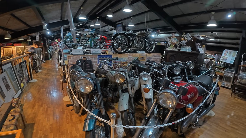 人気カップルYouTuber、激レアバイクに驚愕の画像