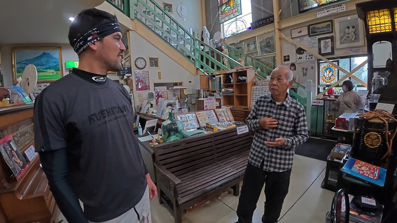 人気カップルYouTuber、激レアバイクに驚愕の画像