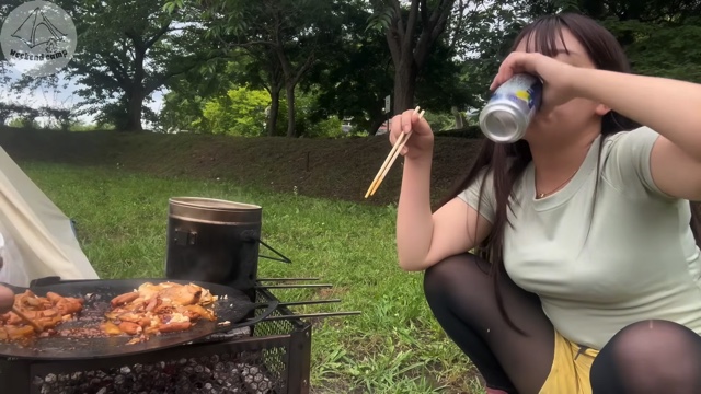 キャンプ女子、父と一緒に晩酌を堪能の画像