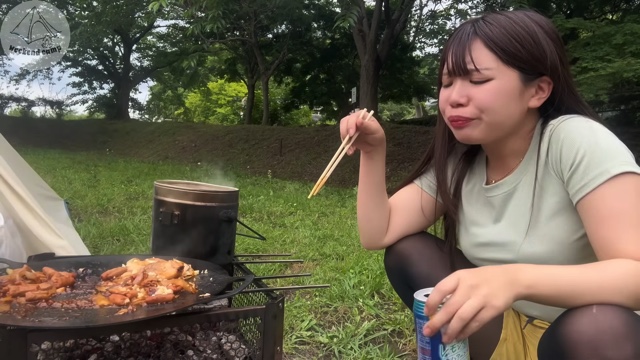 キャンプ女子、父と一緒に晩酌を堪能の画像