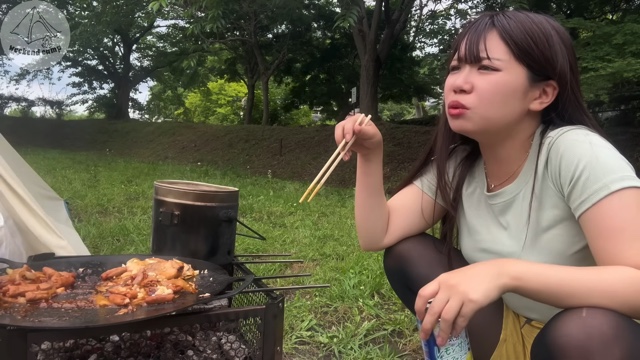 キャンプ女子、父と一緒に晩酌を堪能の画像