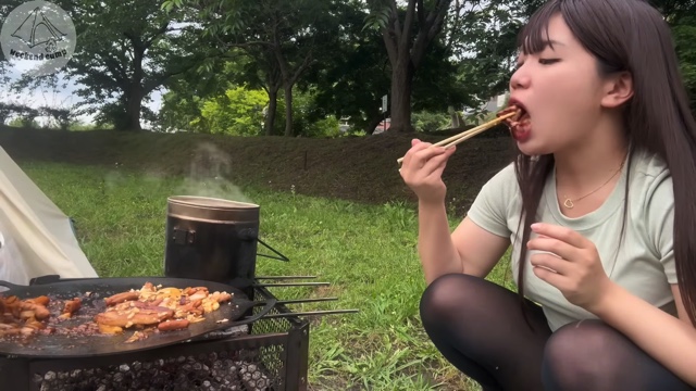 キャンプ女子、父と一緒に晩酌を堪能の画像